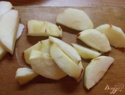 Яблоки очищаем от кожуры и нарезаем толстыми дольками.