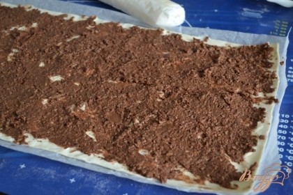 Пласт слоеного теста намазать шоколадной начинкой.