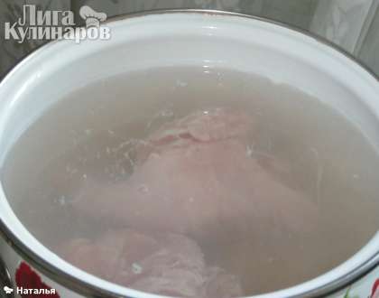 В кастрюлю налить 1, 5 литра воды, и как только вода закипит, солим и опускаем куриное филе. Варим филе 35 минут.