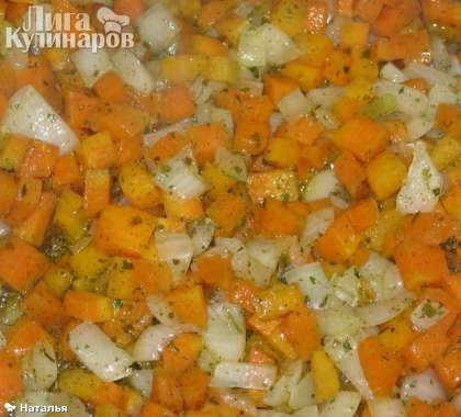 В сковороду налить масло растительное и обжарить лук и морковь, добавить сушеный сельдерей, если есть свежий, то можно свежий.