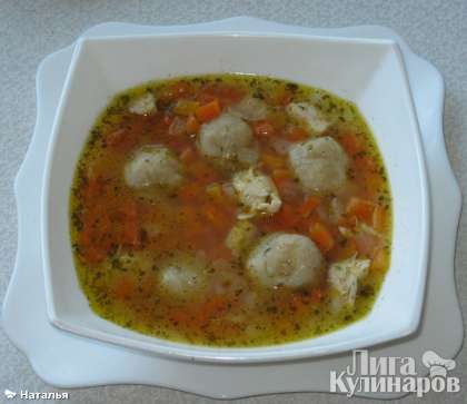 разлить суп с клецками в тарелки, украсить свежим сельдереем или веточкой петрушки по желанию и подать на стол. Приятного аппетита!
