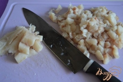 Филе порезать ножом на кусочки средней величины.
