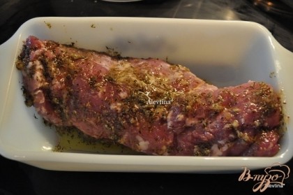Смазать приготовленной смесью кусок свинины в жаропрочном блюде. Поставить в горячую духовку на 200 гр.на 40-50 мин.