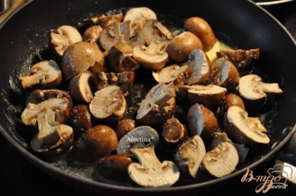 На сковороде разогреть сливочное масло 2 стол.л и оливковое масло. Добавить порезанные грибы, посолить и обжаривать несколько минут.