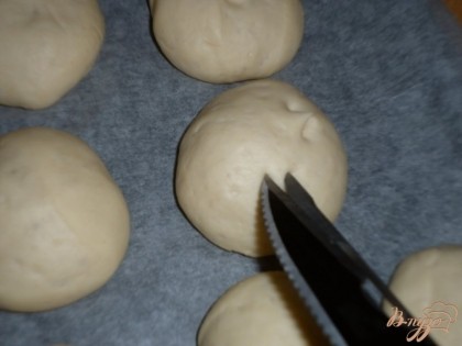 На булочках сделать ножницами по 3 надреза, смазать  взбитым яйцом.