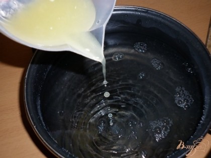 Подготовить кастрюлю с водой, добавить лимонный сок.