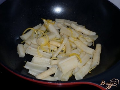 Подогреть лимонную цедру на оливковом масле, добавить скорцонера и припустить на среднем огне около 5 минут.