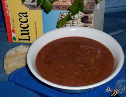 Подавать суп горячим, полив сверху оливковым маслом и поперчив.