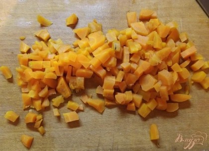 Морковь необходимо отварить до готовности (мягкости) в шкурке. После остудите ее под проточной водой, шкурку снимите ножом и нарежьте кубиками примерно в 0,5 см.
