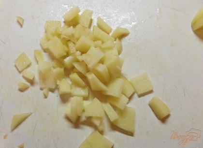 Картофель необходимо почистить, вымыть и нарезать крупными кубиками, как на борщ. Картофель прекрасно дополняет вкус шампиньонов в супе.