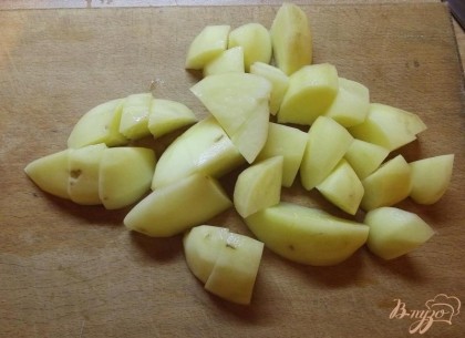Нарезаем картофель крупными кубиками (5 на 5 см). Если вы спешите то нарежьте картофель мельче и блюдо приготовится немного быстрее (не мельче 2 см).