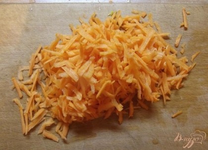 Морковь чистим и хорошенько моем от земли. Натираем морковку на крупной или мелкой терке. Нарезать ножом нельзя иначе она не даст необходимого вкуса и аромата. Когда мясо будет готово выкладываем поверх его ровным слоем картофель и сверху морковь. Вливаем воды так, чтобы она слегка доставала до картофеля. Тушим под крышкой на огне чуть больше среднего 5 минут. После снимаем крышку, газ уменьшаем и всыпаем сахар, соль и корицу. Все хорошенько перемешиваем и тушим без крышки до готовности картофеля. В процессе при необходимости подливаем воду. Она должна на 1/3 прикрывать содержимое казанка. На соль пробуем подливу. Готовый картофель должен быть не просто мягким, а разваливаться.