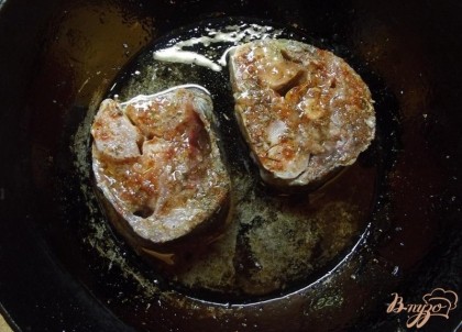 Готовые стейки положите в чугунную сковородку или другую форму для выпекания рыбы. Оставшееся в тарелке оливковое масло со специями и лимонным соком вылейте в сковородку. Духовку разогрейте до 200 градусов и отправьте туда сома на 15 минут. После газ уменьшите до 150 градусов и готовьте стейки еще 20 минут. При этом следите за тем, чтобы сверху мясо не подрумянивалось. Если оно потемнеет, то накройте сковородку фольгой, чтобы сом сверху не пригорел. Проверить готовность можно сделав в мясе надрез. Внутри стейк должен быть белым. Готовый стейк аккуратно выложите на блюдо и и украсьте овощами.