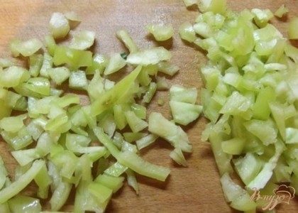Болгарский перец вымойте, выньте из него семена и нарежьте мелкими кубиками. Можно использовать перец любого сорта.