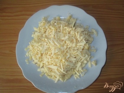 Потереть в тарелку сыр.