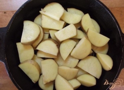 Запекать картошку лучше всего в чугунной сковородке с толстым дном. На крайний случай подойдет форма для выпекания (металлическая или стеклянная). Дно формы необходимо обильно смазать растительным маслом и выложить в нее картофель в два слоя первый слой посолив 1 ч.л. соли. Соответственно подберите диаметр формы. Чтобы картофель был нежнее и не пересох поставьте на дно духовки емкость с водой (под форму с картошкой).