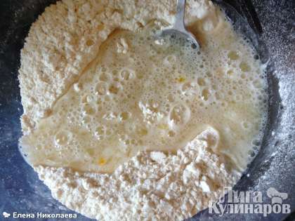 В 150 мл горячей воды налейте 3 столовых ложки растительного масла, размешайте и вылейте в тесто.