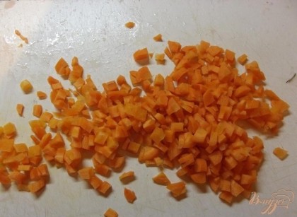 С морковки снимите шкурку, вымойте и нарежьте кубиками (на терке не трите!). Размер примерно как и кубики свеклы. Тыква в супе не дает особого вкуса, но делает его ярче и разнообразнее. С нее снимается шкурка и нарезается она как морковь.