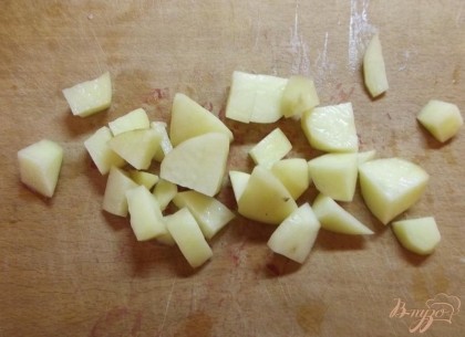 Немного крупнее, чем остальные ингредиенты, нарезается картофель. Перелейте процеженный бульон в вымытую кастрюльку и вскипятите. Первыми положите лук, морковь, душистый перец горошком и свеклу. Отсчитайте пять минут после повторного закипания и положите тыкву с картофелем и рис. По прошествии еще 10 минут посолите суп по вкусу и добавьте травы. Варите суп до готовности картофеля (еще 15-20 минут). Хорошенько суп перемешивайте, чтобы рис не прилипал ко дну. За 5 минут до готовности положите курицу и мелко порубленную цветную капусту.