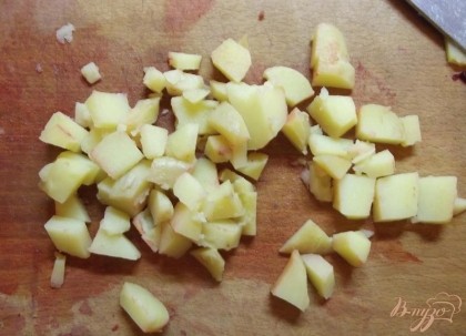 С остывшего картофеля снимите кожицу и промойте его. Нарежьте кубиками размером примерно 2 на 2 см, не мельче. Положите овощи в салатник.