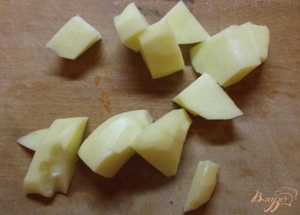Нарежьте картофель крупными кубиками размером примерно 3 на 3 см, не меньше.