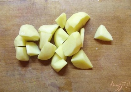 Картофель для приготовления этого блюда необходимо брать мягкого сорта, для варки. Сначала очистите его и вымойте. После нарежьте кубиками и положите в воду минут на сорок. Вымоченный картофель лучше разваривается.