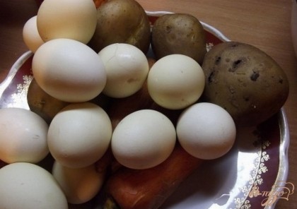 Как обычно отварите куриные яйца вкрутую (до 10 минут), картофель и морковь до готовности.