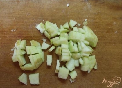 Картофель остудите, снимите ножом с нее шкурку и нарежьте кубиками немного крупнее, чем морковку.