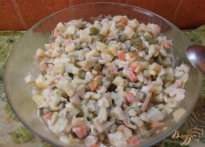 Готово! Заправить салат можно майонезом (легким) или сметаной. Подавать охлажденным.