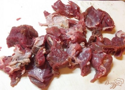Мясо вымойте и срежьте с него все жилки, пленочки, жирок и кожицу острым ножом. Дальше нарежьте его кусочками размером не меньше чем 3 на 3 см. Перемешайте мясо с солью и оставьте на 30-40 минут.