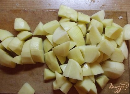 Картофель очистите, вымойте, нарежьте кубиками 3 на 3 см и замочите на 30-50 минут в холодной воде.