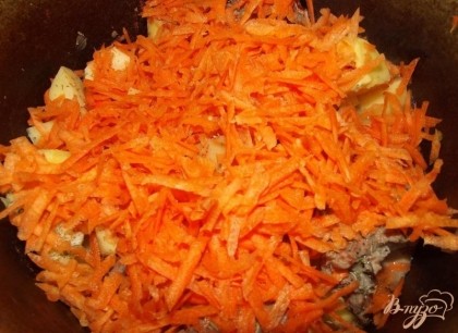 Морковь натрите ее на крупной терке и выложите на картофель сверху ровным слоем. Сахаром посыпьте морковь равномерно сверху и таким же образом присыпьте оставшимся тимьяном (0,5 ст.л.). Накройте казанок крышкой и тушите до мягкости морковки. После добавьте цветную капусту, все перемешайте и тушите еще ровно 7 минут. При этом в течении всего приготовления доливайте воды столько, чтобы она покрывала овощи на половину. В самом конце снимите крышку и дайте лишней воде выкипеть. При желании оставьте немного в качестве подливки.