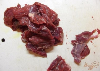 Мясо нужно выбирать красное (темное), молодая телятина не подойдет. Мясо моется, чистится и нарезается кубиками.