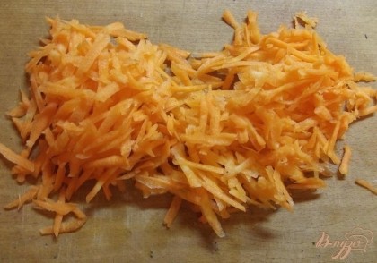 Морковь нужно очистить от верхнего слоя, срезать попку и носик, и хорошенько вымыть. Дальше натрите ее на крупной терке. Лук нарезать крупными кубиками или полукольцами на свое усмотрение. Смешайте лук с морковью.