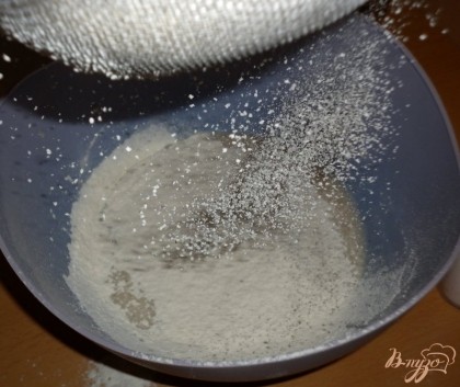 Добавить просеянную с солью муку и вымесить тесто (лучше воспользоваться миксером с крючковой насадкой, или хлебопечкой, т.к. тесто получается мягкое и липкое).