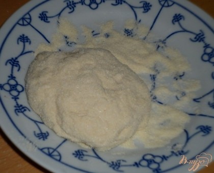 Разделить тесто на небольшие шарики (около 50 граммов), обвалять в семолино (или манной крупе)