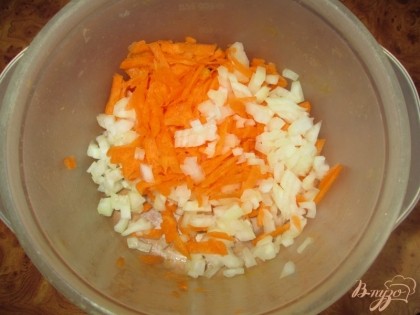натрем на крупной терке морковь и порежем лук,