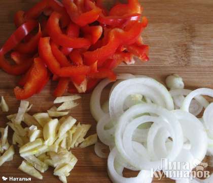 Нарезать кольцами лук репчатый, измельчить чеснок, и нарезать соломкой красный перец.