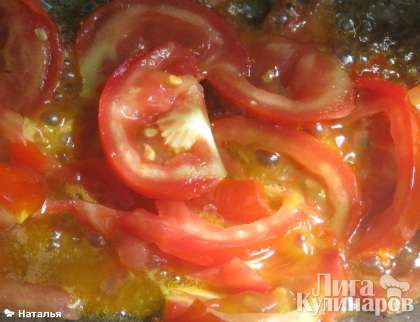 нарезанные помидоры и томатную пасту, добавить  сушеный базилик, лавровый лист, посолить по вкусу.