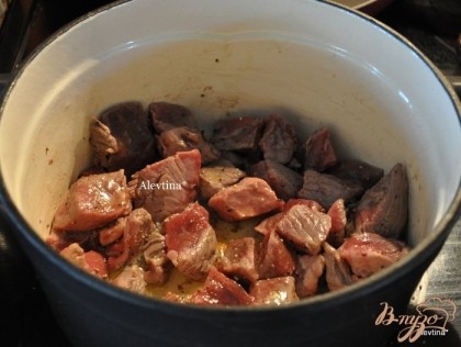 Обжаривать в жаровне на оливковом масле 2 стол.л примерно 10 мин. Лучше делать порционно, если емкость жаровни небольшая. Отложить говядину в блюдо.