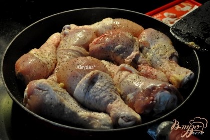  Куриные ноги посолить и поперчить. На сковороде разогреть оливковое масло, выложить 2 дольки чеснока раздавленного, затем куриные ножки и обжарить слегка со всех сторон 10 мин.
