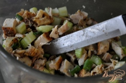 Куриное мясо смешать в блюде с порезанными овощами, как сельдерей,зеленый лук.