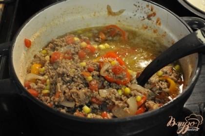 Если сковорода небольшая можно переложить в сотейник, добавить к фаршу кукурузу и помидоры, перец сладкий. Обжаривать все вместе несколько минут или до готовности блюда.