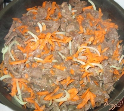 По прошествии этого времени, добавляем лук, морковь и чеснок и тушим еще 10-15 минут.