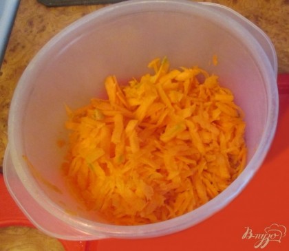 Натираем на крупной терке морковь.