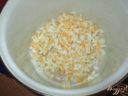 Теперь начинаем нарезать приготовленные продукты.Нарезаем сваренные яйца небольшими кубиками и ссыпаем в глубокую посуду.