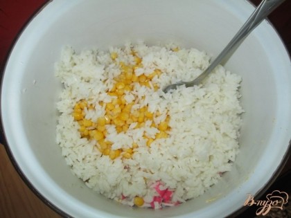 Туда же добавляем сваренный рис