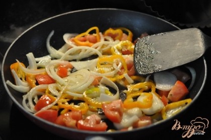 На сковороде разогреть оливковое масло. Овощи нарезать тонко. Положить на сковороду и обжарить, добавить чеснок. Закрыть крышкой и тушить  8 мин. встряхивая сковороду.