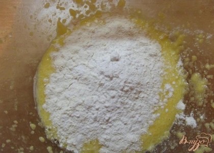В отдельной миске просейте муку с крахмалом несколько раз. После введите сыпучие компоненты к яйцам с сахаром и все перемешайте еще несколько раз до однородности.