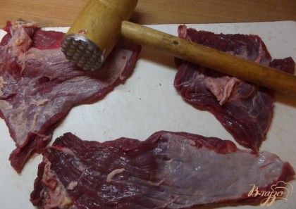 Для этого блюда подойдет говядина или свинина. Мясо необходимо отрезать пластинками толщиной около 0,5 см. Размер же кусочков может быть любым (не меньше 7 на 7 см). Срежьте с мяса пленочку. Дальше при помощи молоточка отбейте мясо с обеих сторон.